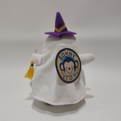 Φαντάσματα του Halloween με λευκά χρώματα, που φορούν καπέλα και κρατούν σκούπες